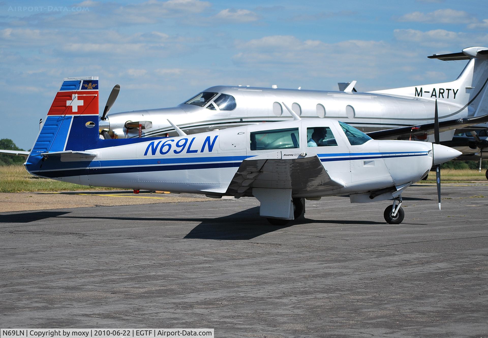 N69LN, Mooney M20J 201 C/N 24-0764, Mooney M20J visiting sunny Fairoaks