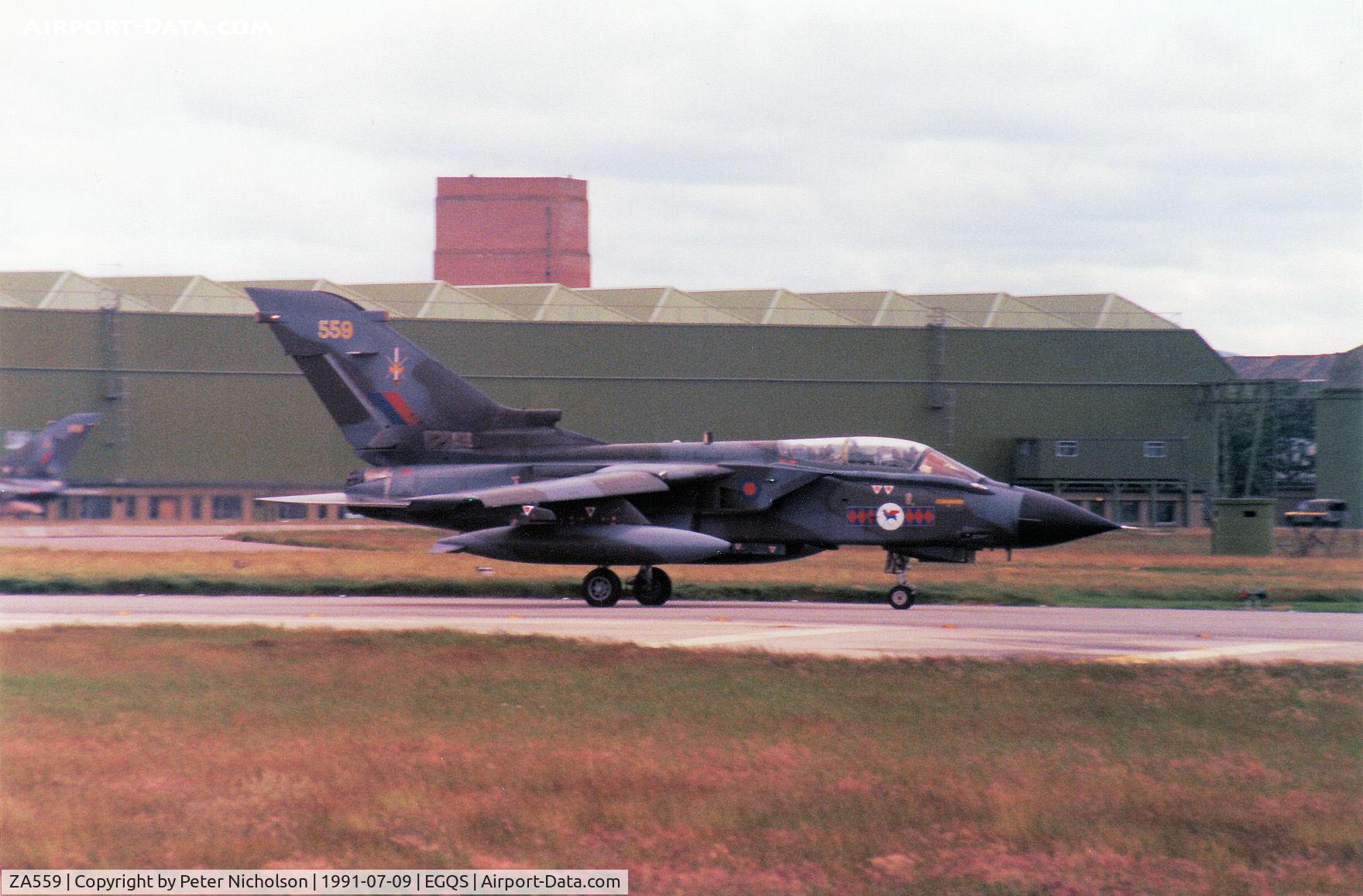 ZA559, 1981 Panavia 081/BS023/3043 C/N 081/BS023/3043, Tornado GR.1, callsign Magnum 2, of the Tactical Weapons Conversion Unit at RAF Honington taxying to the active runway at RAF Lossiemouth in the Summer of 1991.