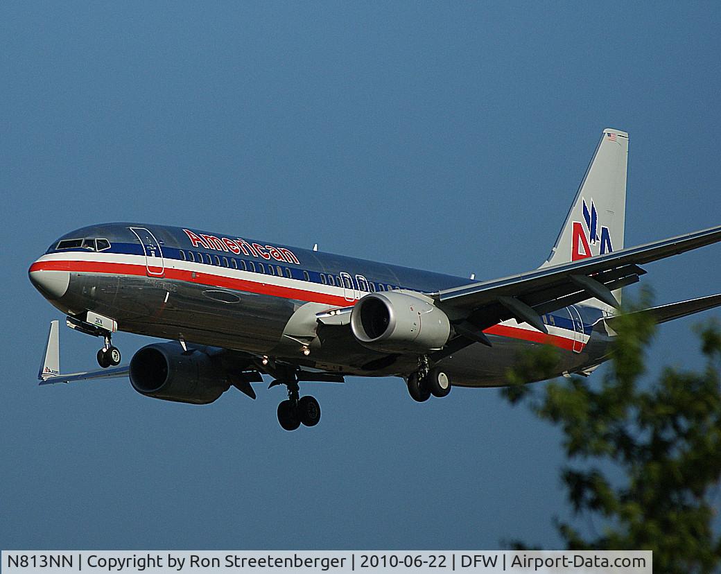 N813NN, 2009 Boeing 737-823 C/N 30918, Over the fence to 13R.