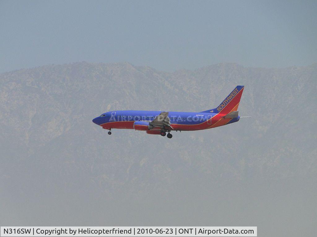 N316SW, 1986 Boeing 737-3H4 C/N 23338, Final approach to Ontario