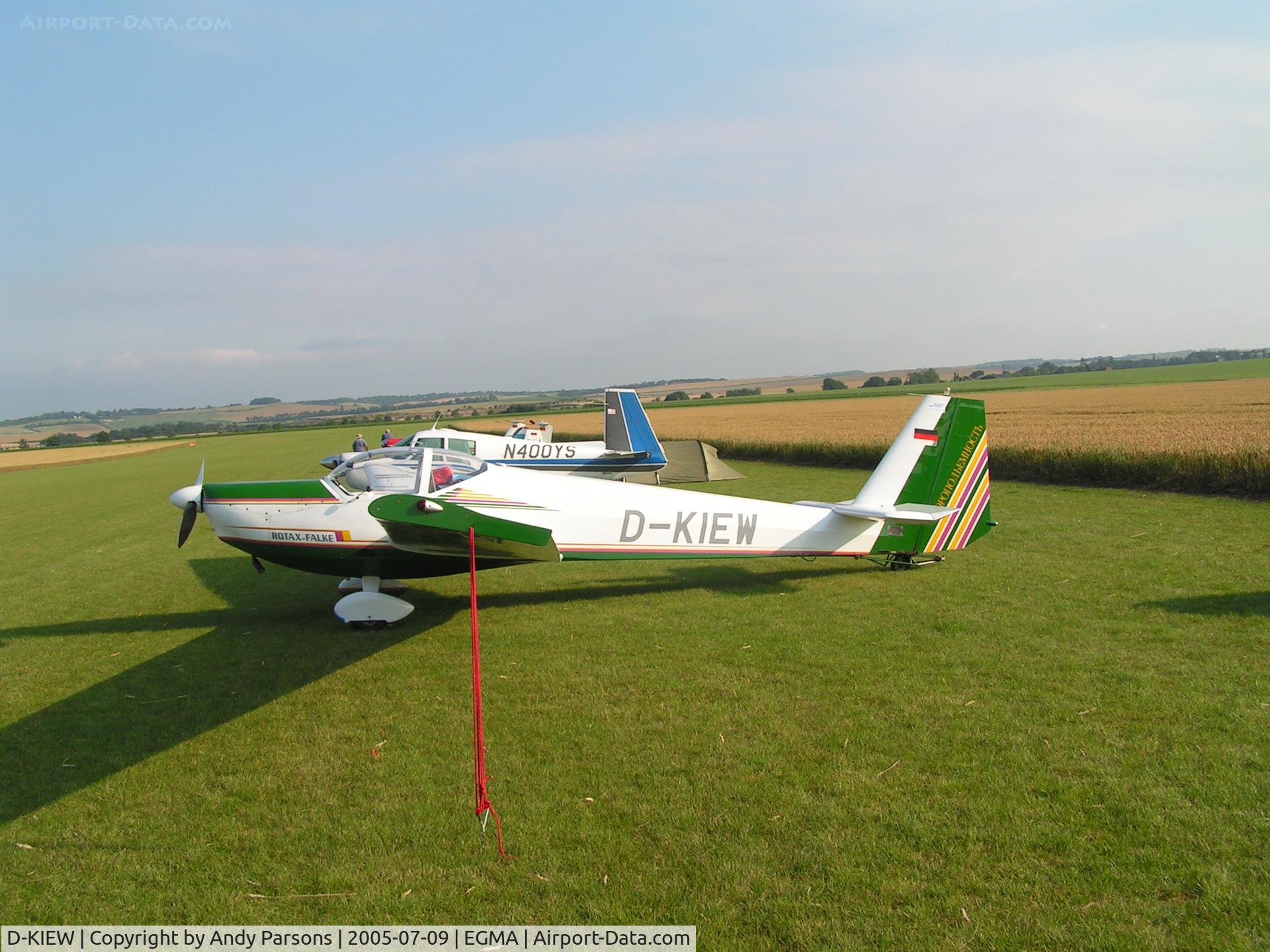 D-KIEW, Scheibe SF-25C Falke C/N 44629, Visiting Fowlmere for Duxford Flying Legends