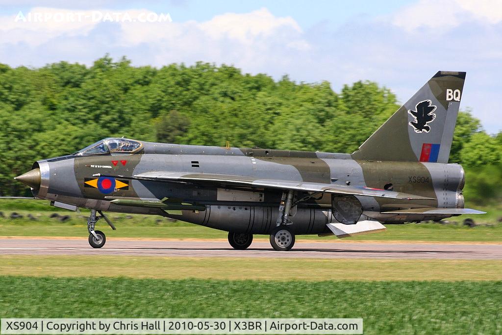 XS904, 1966 English Electric Lightning F.6 C/N 95250, performing its fast taxy run