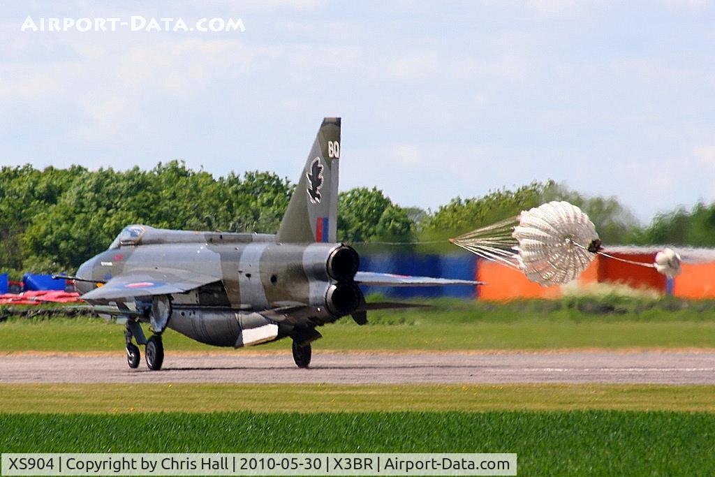 XS904, 1966 English Electric Lightning F.6 C/N 95250, performing its fast taxy run