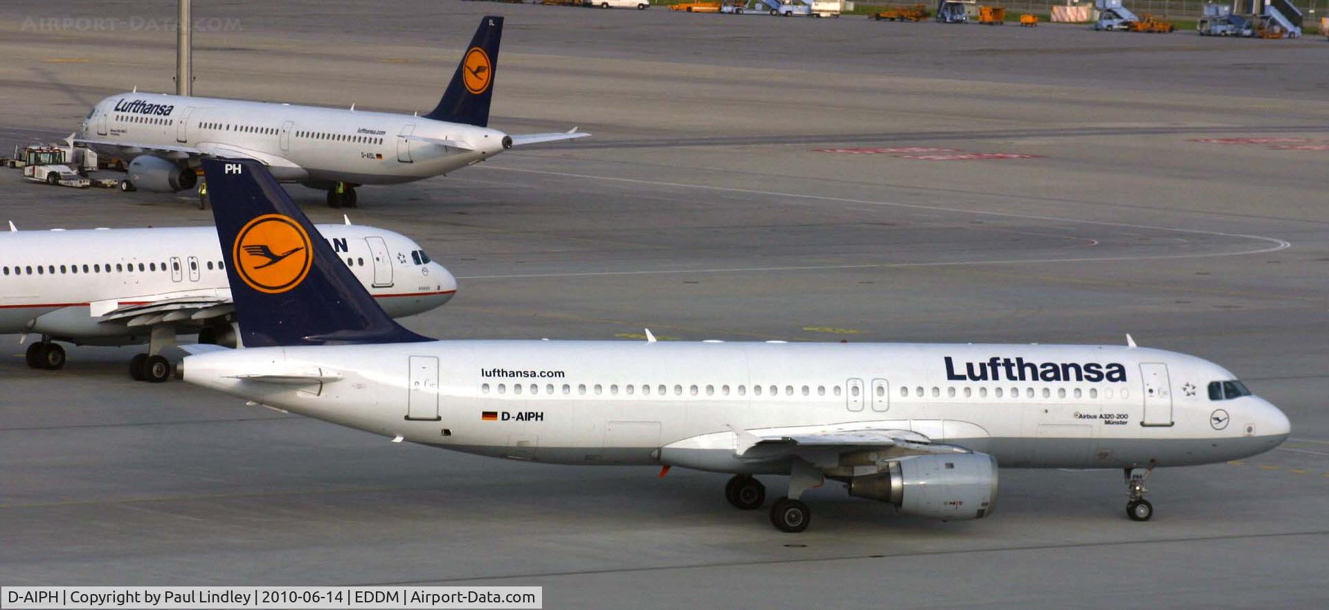 D-AIPH, 1989 Airbus A320-211 C/N 0086, away on another shuttle