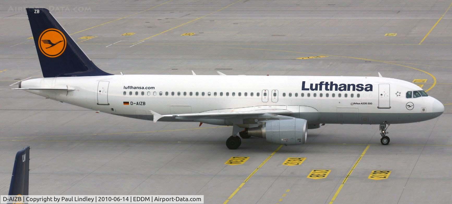 D-AIZB, 2009 Airbus A320-214 C/N 4120, slips past the viewing deck