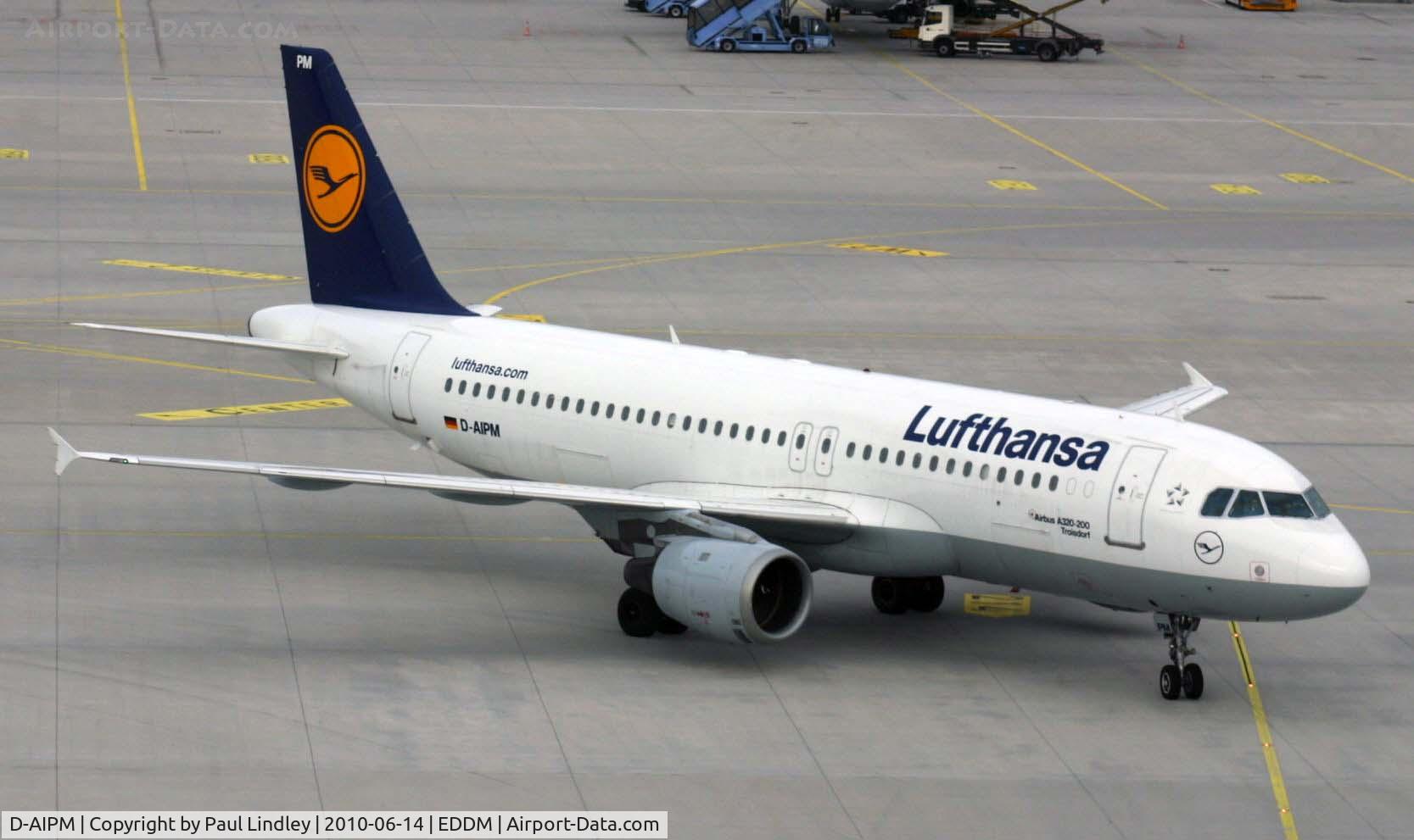 D-AIPM, 1990 Airbus A320-211 C/N 104, Turning onto stand,the yellow line is illuminated to show the way !