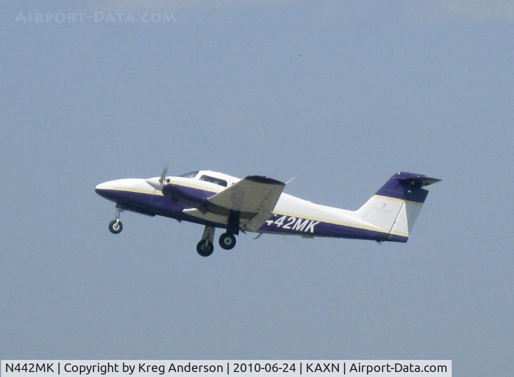 N442MK, Piper PA-44-180 Seminole C/N 44-7995301, Piper PA-44-180 Seminole departing runway 22.