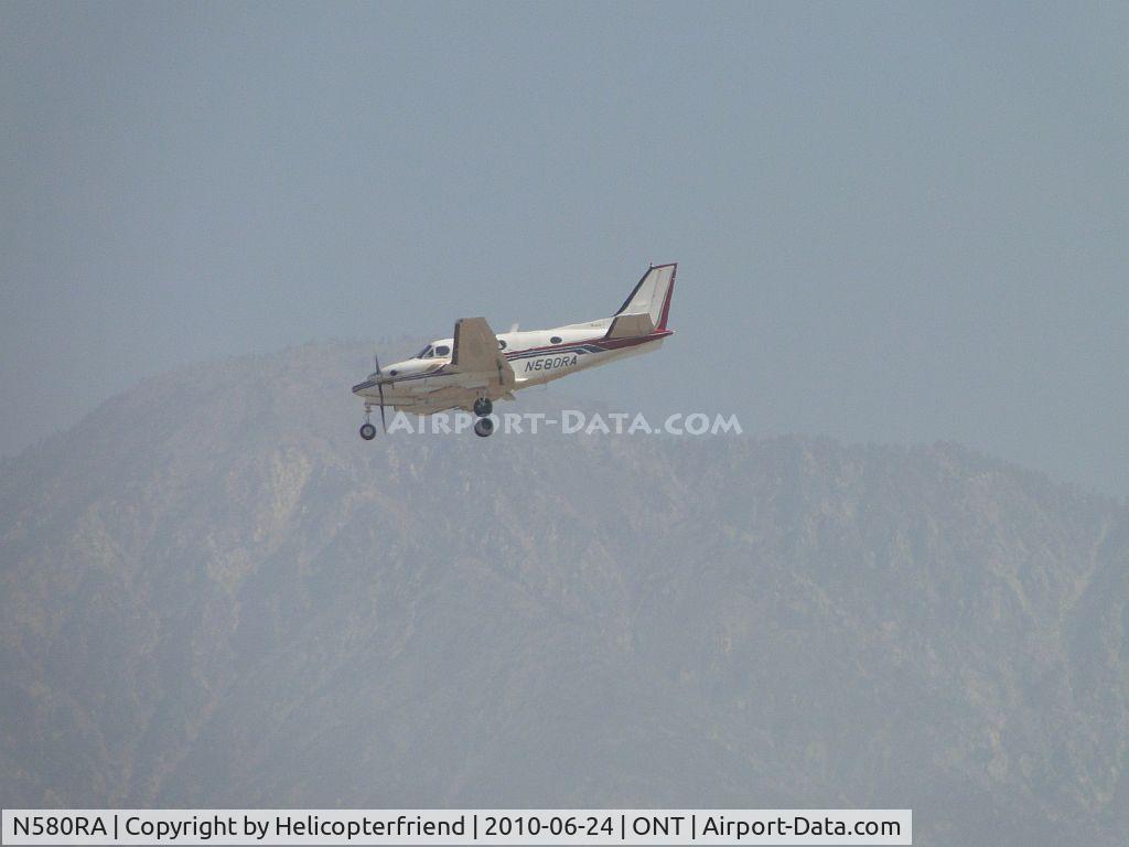 N580RA, 1973 Beech C90 King Air C/N LJ-580, On high final approach to runway 26R