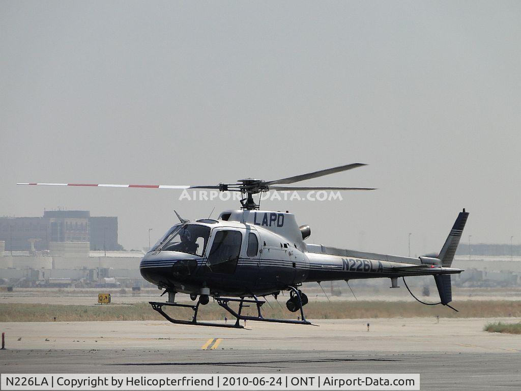 N226LA, 2000 Eurocopter AS-350B-2 Ecureuil C/N 3310, Hovering awaiting clearence for take off westbound