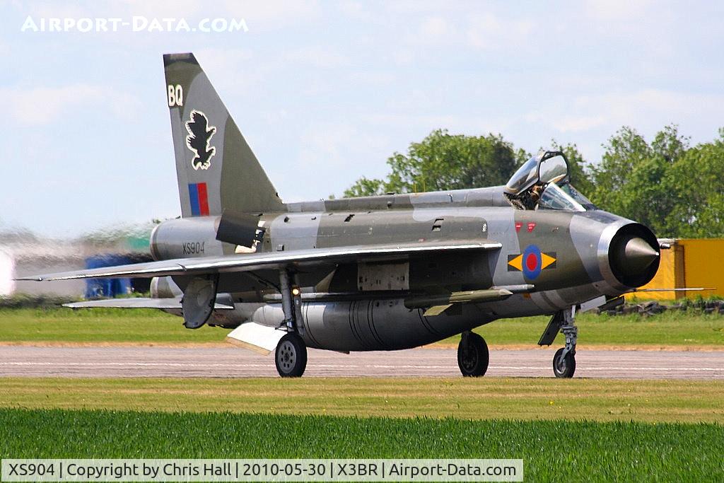 XS904, 1966 English Electric Lightning F.6 C/N 95250, backtracking up the runway after its fast taxy run