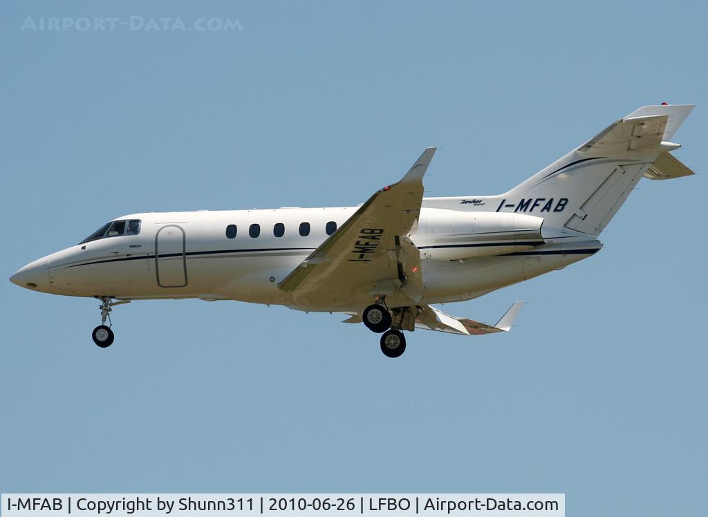I-MFAB, 2008 Hawker Beechcraft 900XP C/N HA-0074, Landing rwy 32L