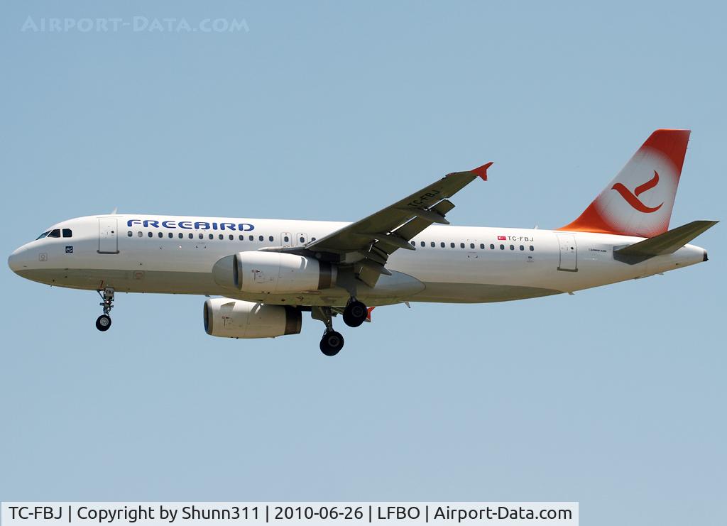 TC-FBJ, 1996 Airbus A320-232 C/N 580, Landing rwy 32L