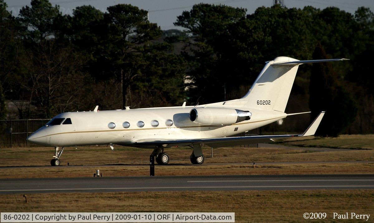 86-0202, 1985 Grumman C-20B Gulfstream III C/N 468, Taxiing down, not long from takeoff