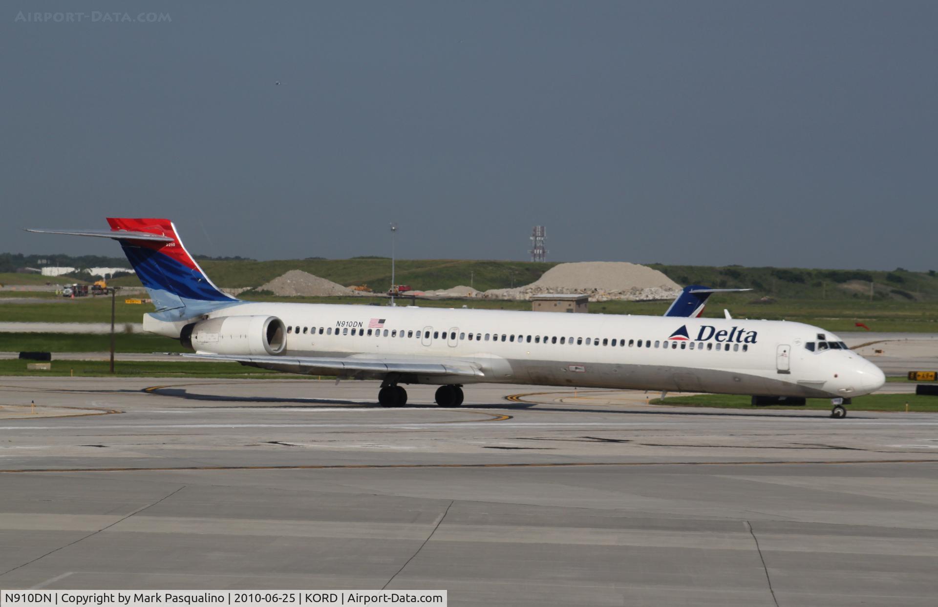 N910DN, 1995 McDonnell Douglas MD-90-30 C/N 53390, MD-90-30