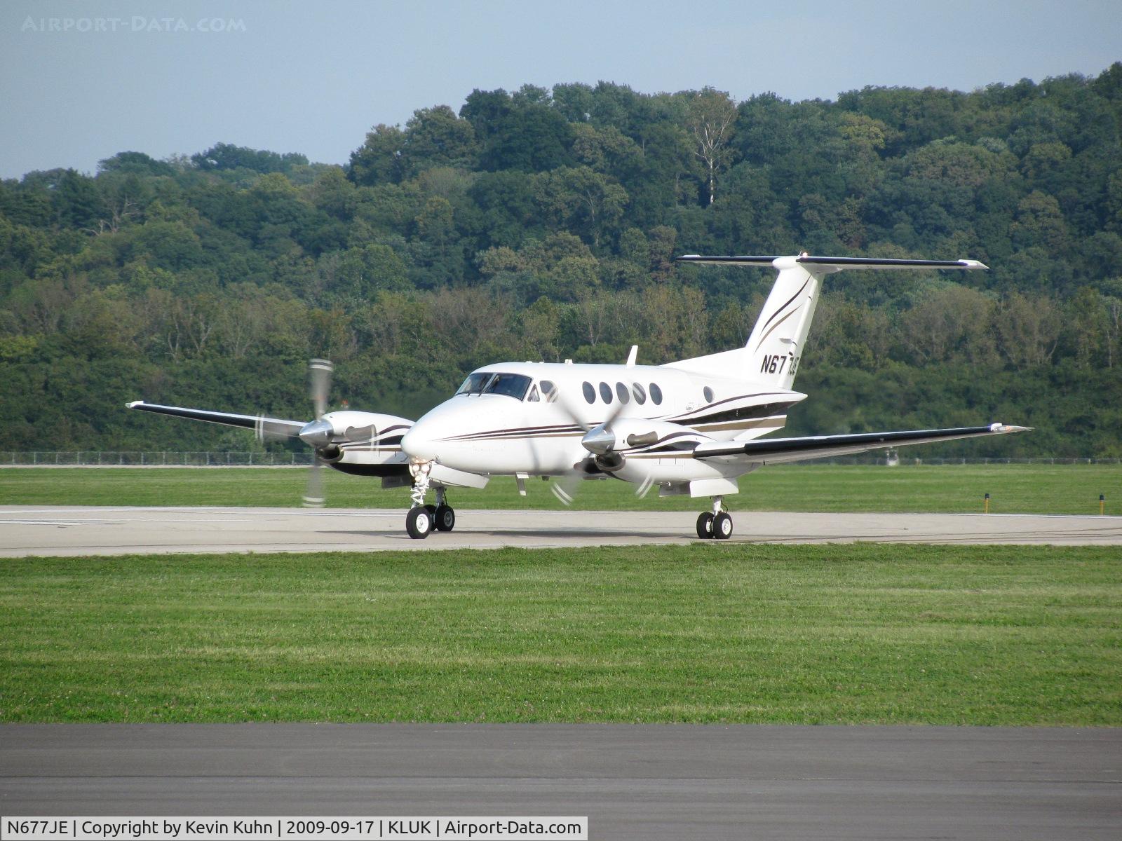 N677JE, 2000 Raytheon Aircraft Company B200 C/N BB-1702, Swinging around after arrival