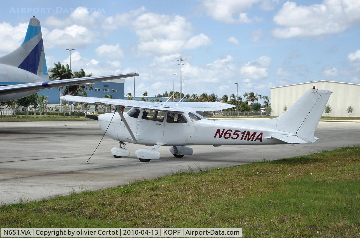 N651MA, 2000 Cessna 172R C/N 17280897, Opa locka airport