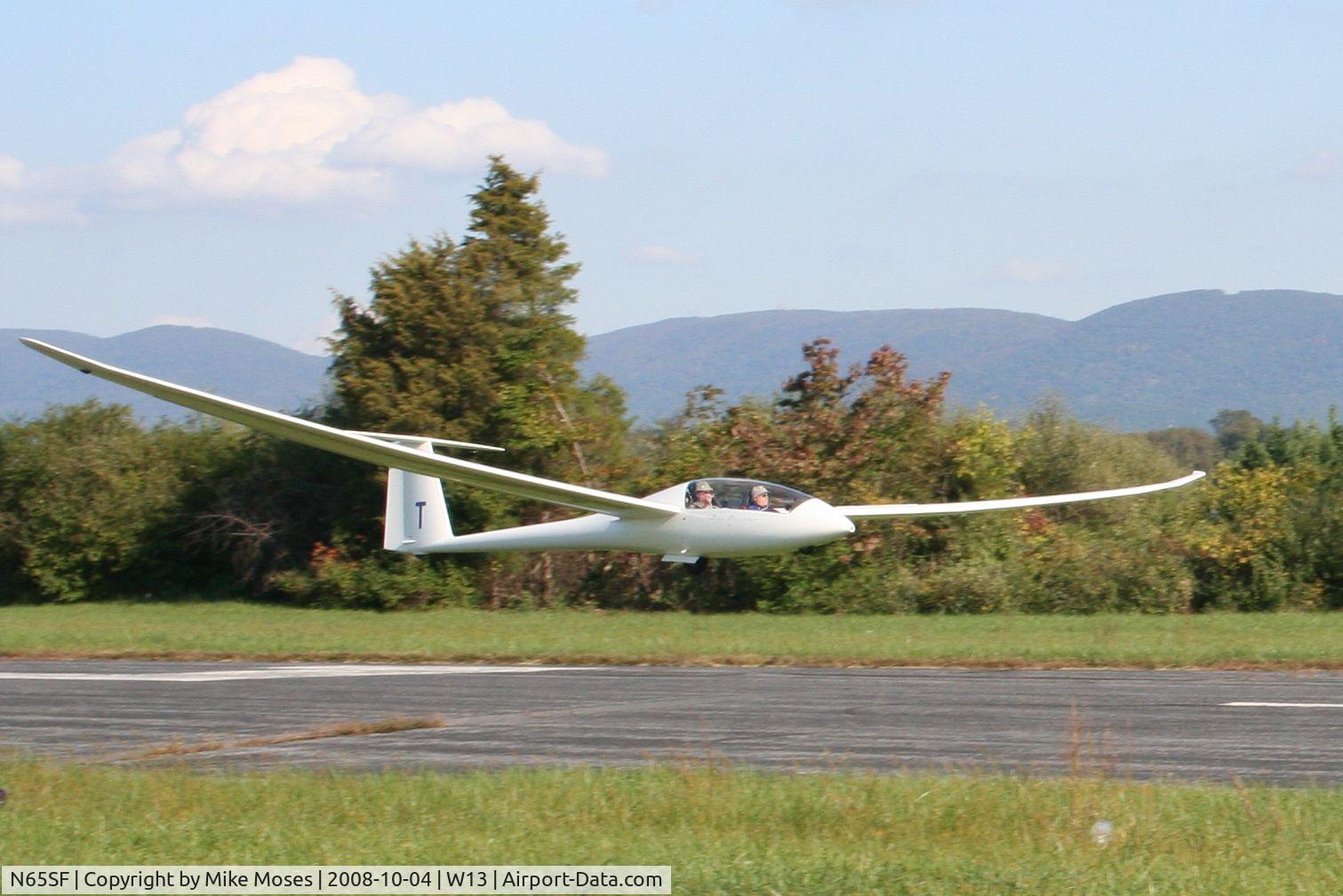N65SF, 2005 Schempp-Hirth DUO DISCUS C/N 460, Duo Discus landing at W13