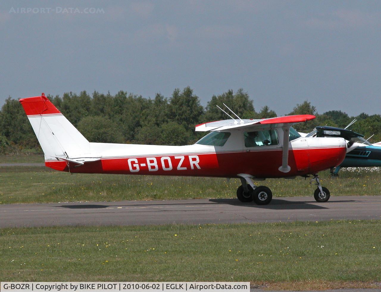 G-BOZR, 1980 Cessna 152 C/N 152-84614, VISITING 152 TAXYING PAST THE CAFE