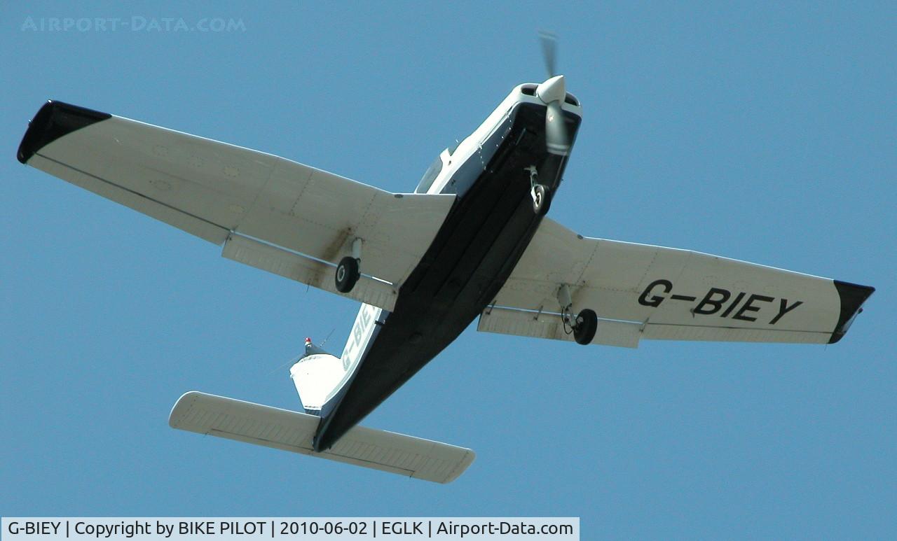 G-BIEY, 1976 Piper PA-28-151 Cherokee Warrior C/N 28-7715213, PA-28 ON FINALS FOR RWY 07