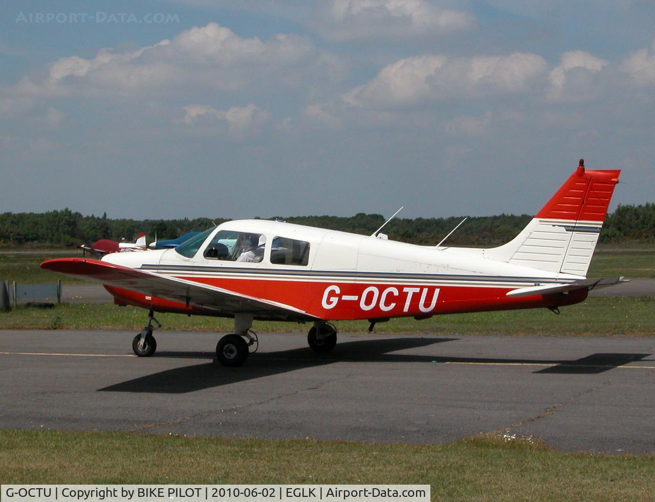 G-OCTU, 1989 Piper PA-28-161 Cadet C/N 2841280, VISITING PA-28 TAXYING PAST THE CAFE