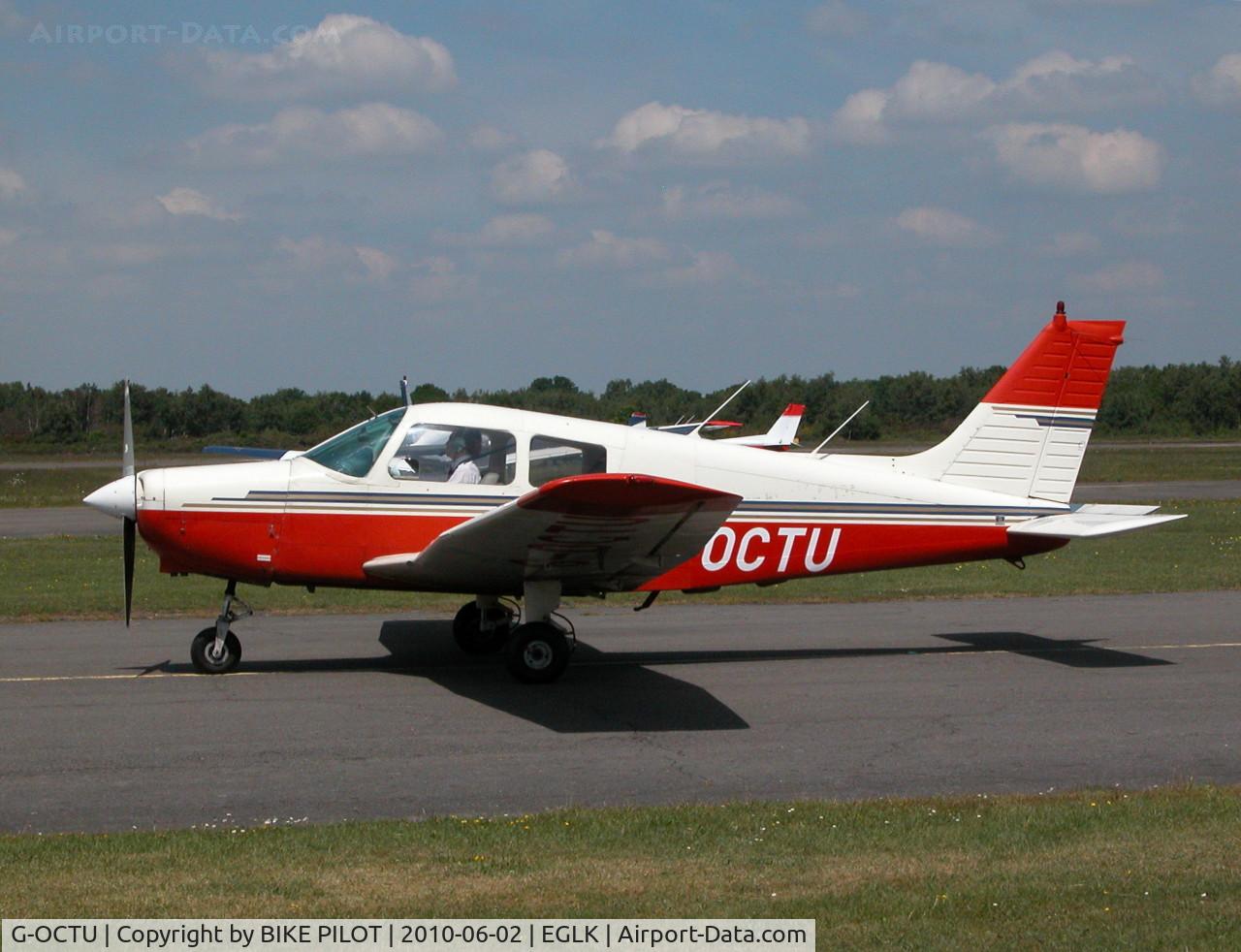 G-OCTU, 1989 Piper PA-28-161 Cadet C/N 2841280, VISITING PA-28 TAXYING PAST THE CAFE