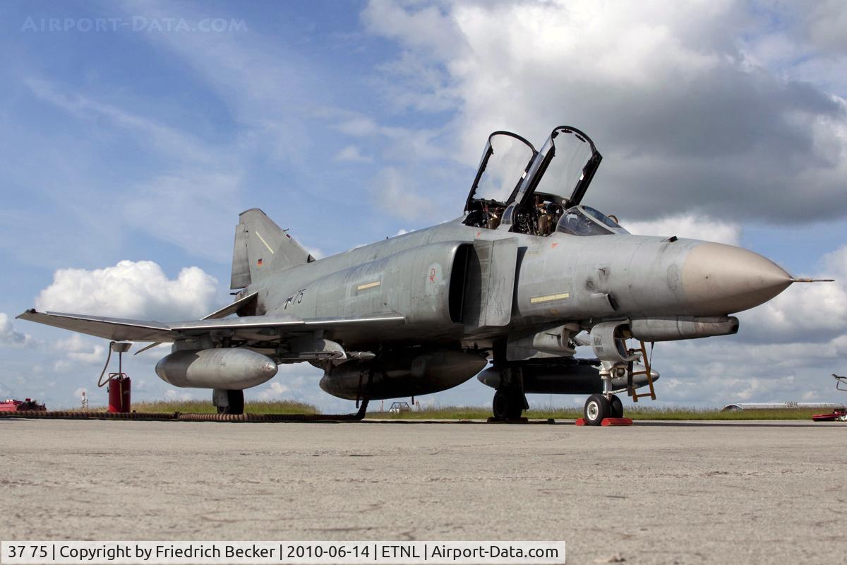 37 75, 1972 McDonnell Douglas F-4FKWS Phantom II C/N 4533, waiting for the crew
