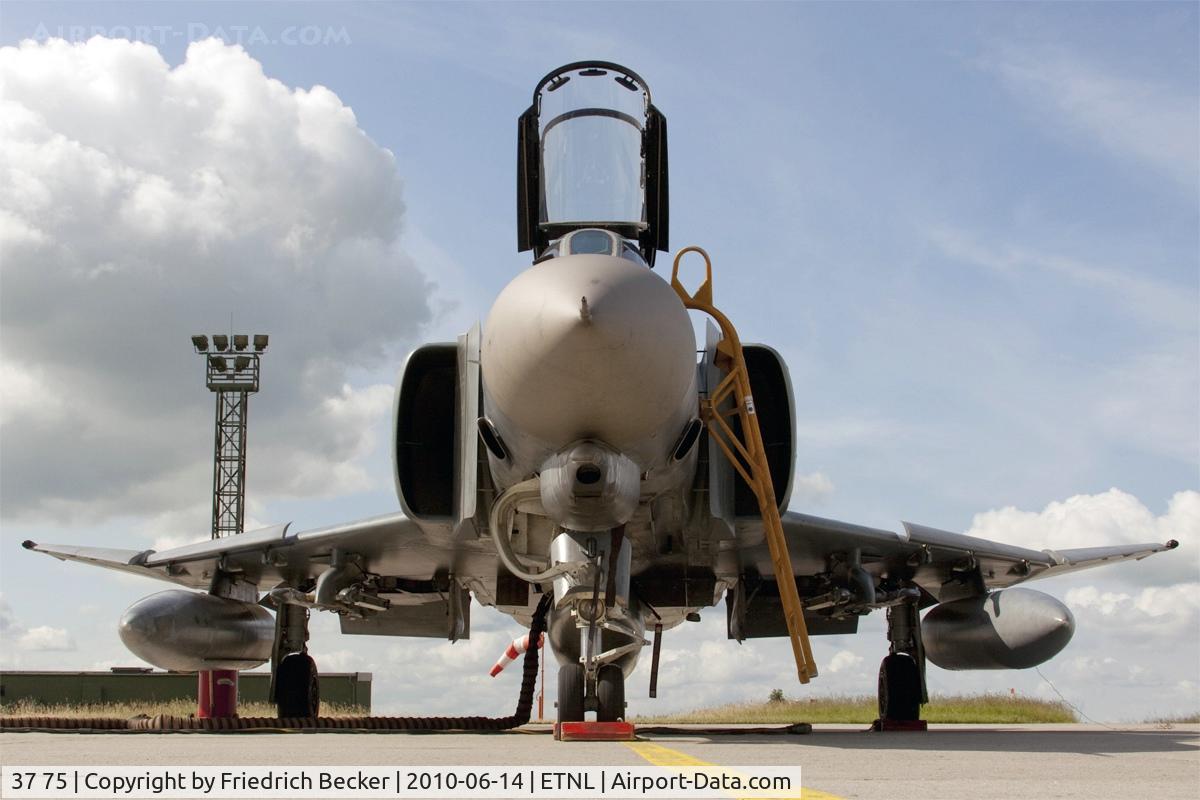 37 75, 1972 McDonnell Douglas F-4FKWS Phantom II C/N 4533, waiting for the crew