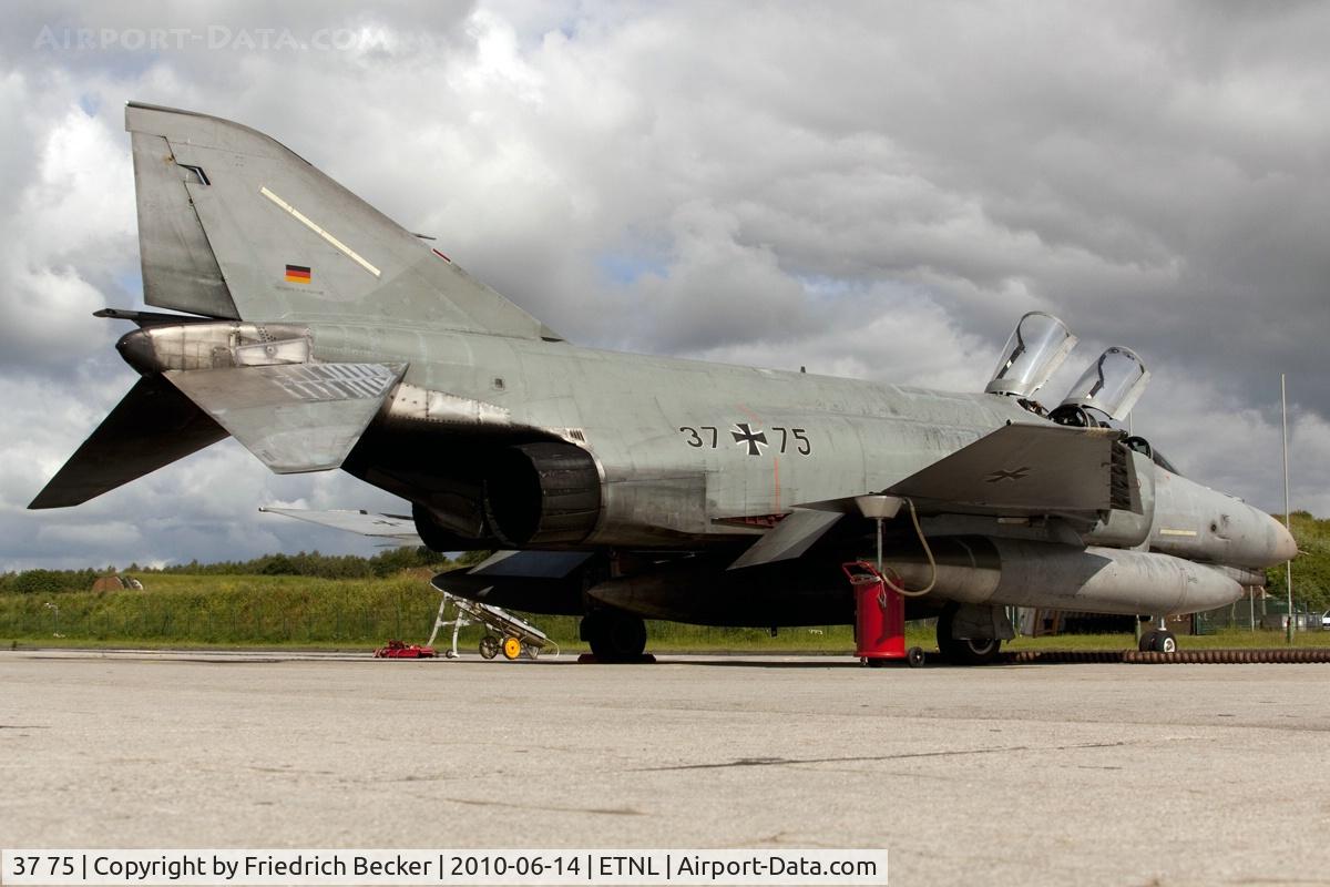 37 75, 1972 McDonnell Douglas F-4FKWS Phantom II C/N 4533, waiting for the crew