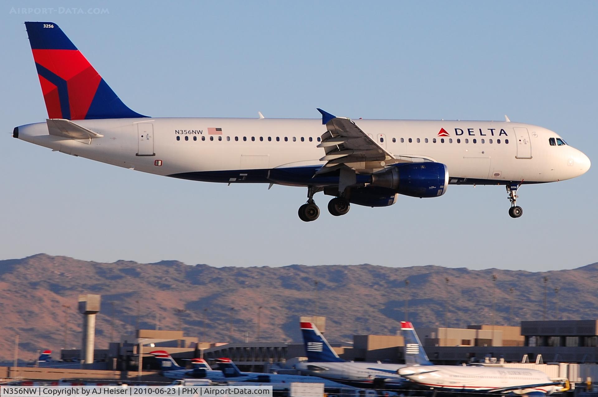 N356NW, 1998 Airbus A320-212 C/N 818, Short final rwy 26.