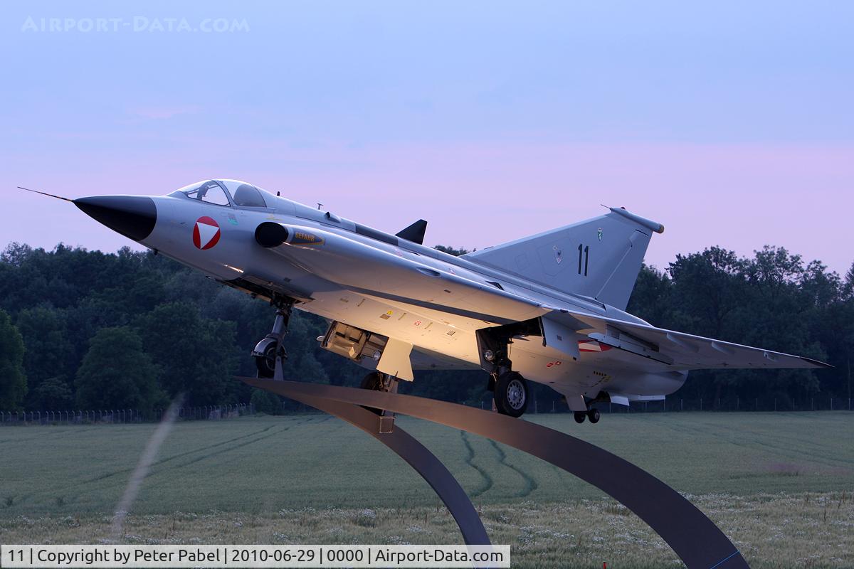 11, Saab J-35Oe MkII Draken C/N 35-1411, stored at Airbase Hörsching