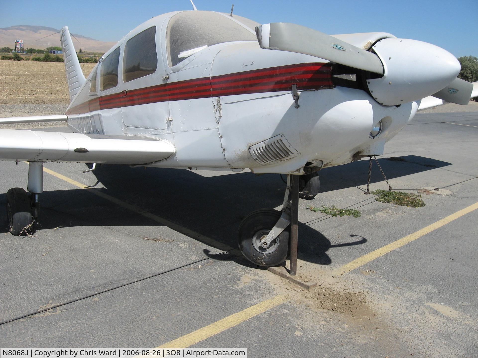 N8068J, 1981 Piper PA-28-181 C/N 28-8290084, Shot of nosewheel