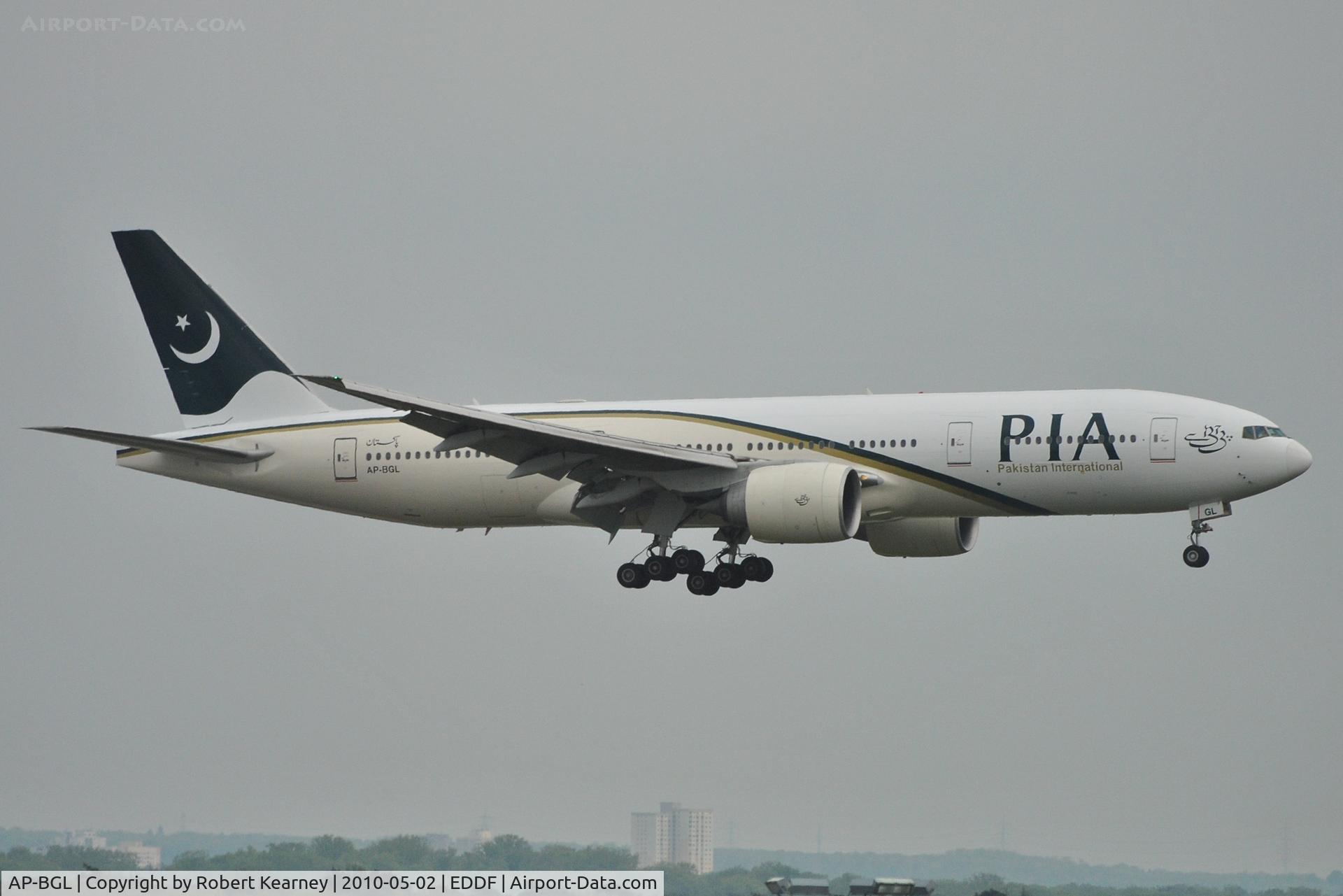 AP-BGL, 2004 Boeing 777-240/ER C/N 33777, PIA about to touch down