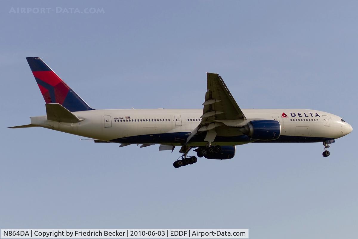N864DA, 1999 Boeing 777-232 C/N 29736, short final RW07R