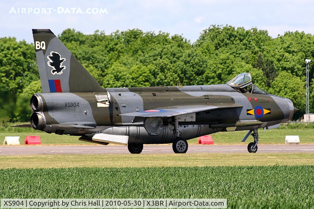 XS904, 1966 English Electric Lightning F.6 C/N 95250, backtracking up the runway after its fast taxy run