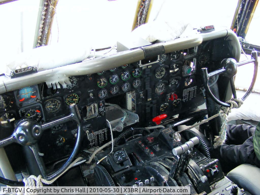 F-BTGV, Aero Spacelines 377SGT Super Guppy Turbine C/N 0001, Aero Spacelines 377SGT Super Guppy Turbine cockpit