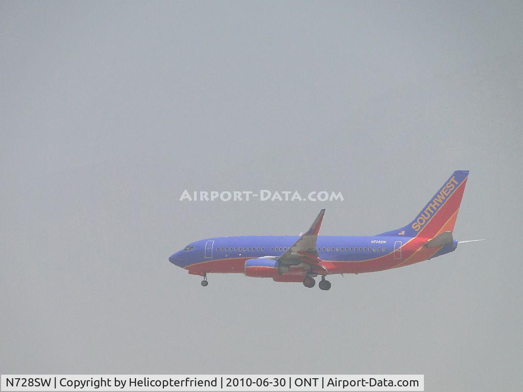 N728SW, 1999 Boeing 737-7H4 C/N 27860, On final to runway 26R on the last  gloomy June day