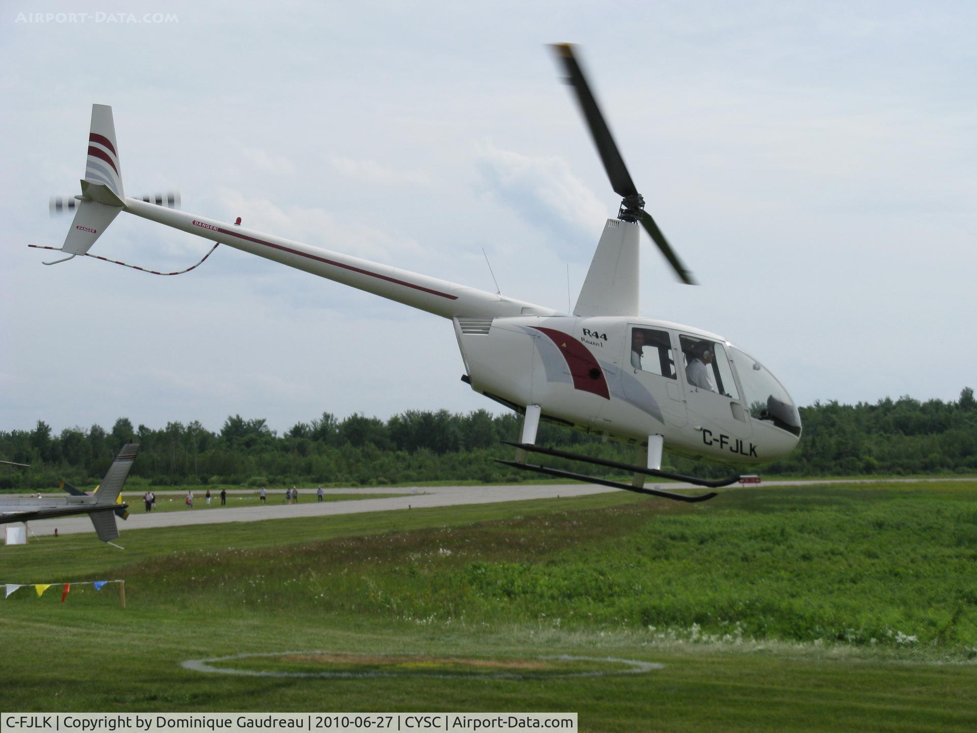 C-FJLK, 2007 Robinson R44 C/N 1739, Robinson R44 Taking off from CYSC