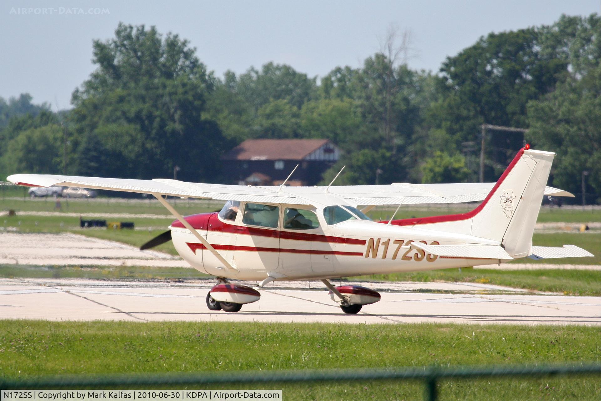N172SS, 1972 Cessna 172L C/N 17260696, Illinois Aviation Academy/ FLYING W LEASING INC Cessna 172L N172SS, lining up on RWY 33 KDPA.