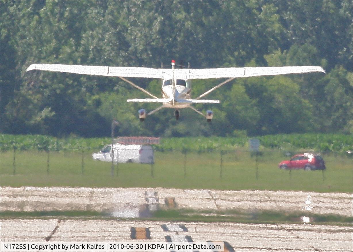 N172SS, 1972 Cessna 172L C/N 17260696, Illinois Aviation Academy/ FLYING W LEASING INC Cessna 172L N172SS, departing RWY 33 KDPA.