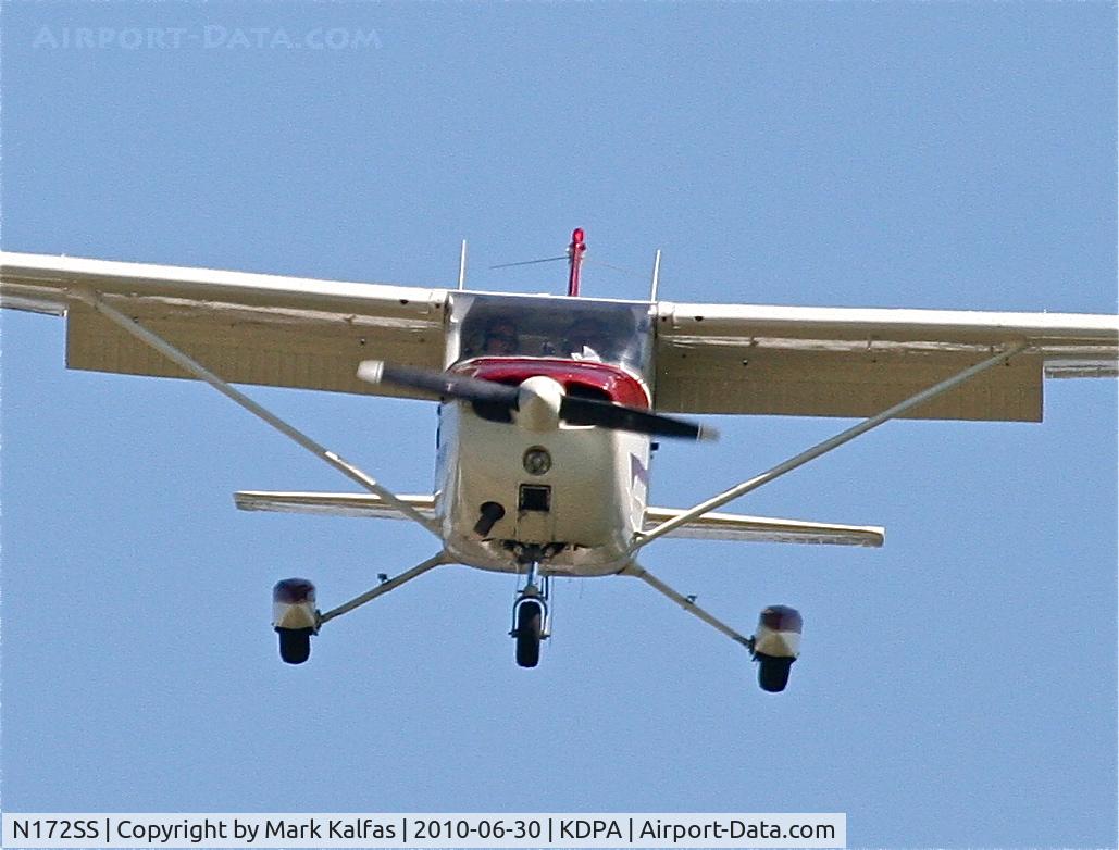 N172SS, 1972 Cessna 172L C/N 17260696, Illinois Aviation Academy/ FLYING W LEASING INC Cessna 172L N172SS, on approach RWY 33 KDPA.