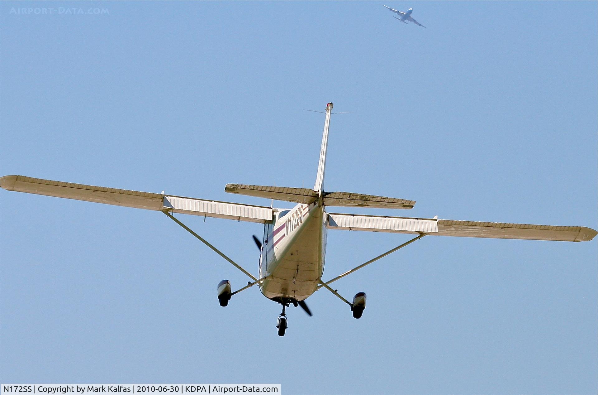N172SS, 1972 Cessna 172L C/N 17260696, Illinois Aviation Academy/ FLYING W LEASING INC Cessna 172L N172SS, on approach RWY 33 KDPA.