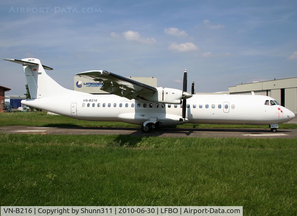 VN-B216, 1995 ATR 72-202 C/N 450, Stored in all white c/s without titles... Returned to lessor...