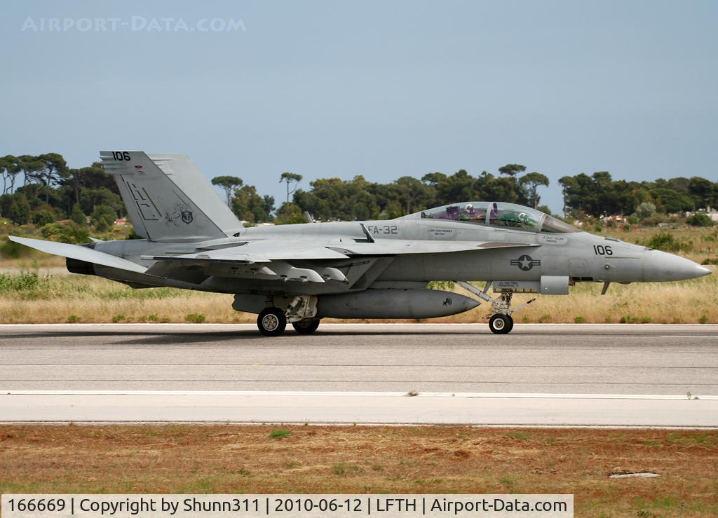 166669, Boeing F/A-18F Super Hornet C/N F147, Landing rwy 23... Coded as '106'