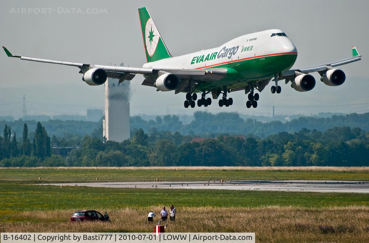 B-16402, 1992 Boeing 747-45E C/N 27063, Recording a group picture, while the jumbo is landing !