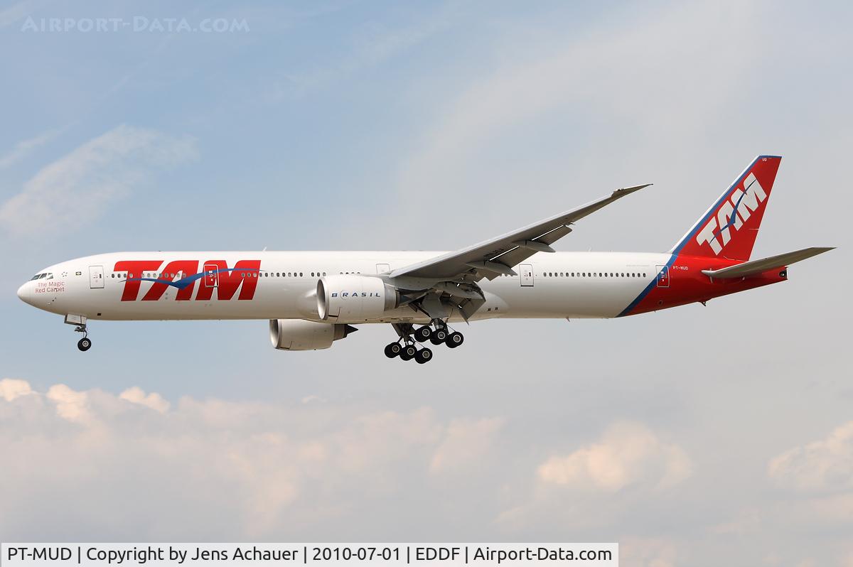 PT-MUD, 2008 Boeing 777-32W/ER C/N 37667, Approaching rwy 25L after flight JJ8071 from GRU