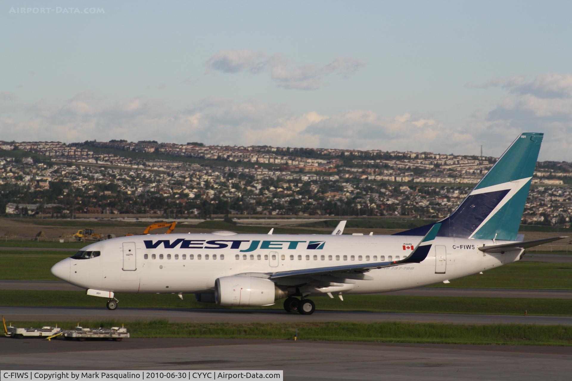 C-FIWS, 2001 Boeing 737-76N C/N 32404, Boeing 737-700
