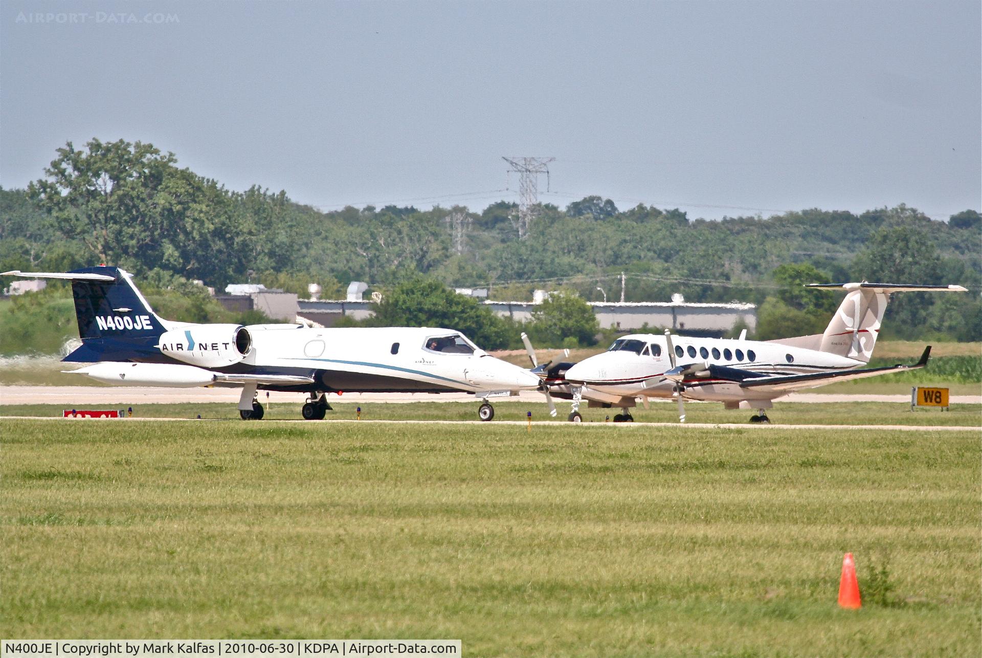 N400JE, 1977 Gates Learjet 35A C/N 120, AirNet Systems Gates Learjet Corp. 35A N400JE, operating as USC104 to KCPS, taxiway Whiskey for 2L KDPA passing Beech N699HB.
