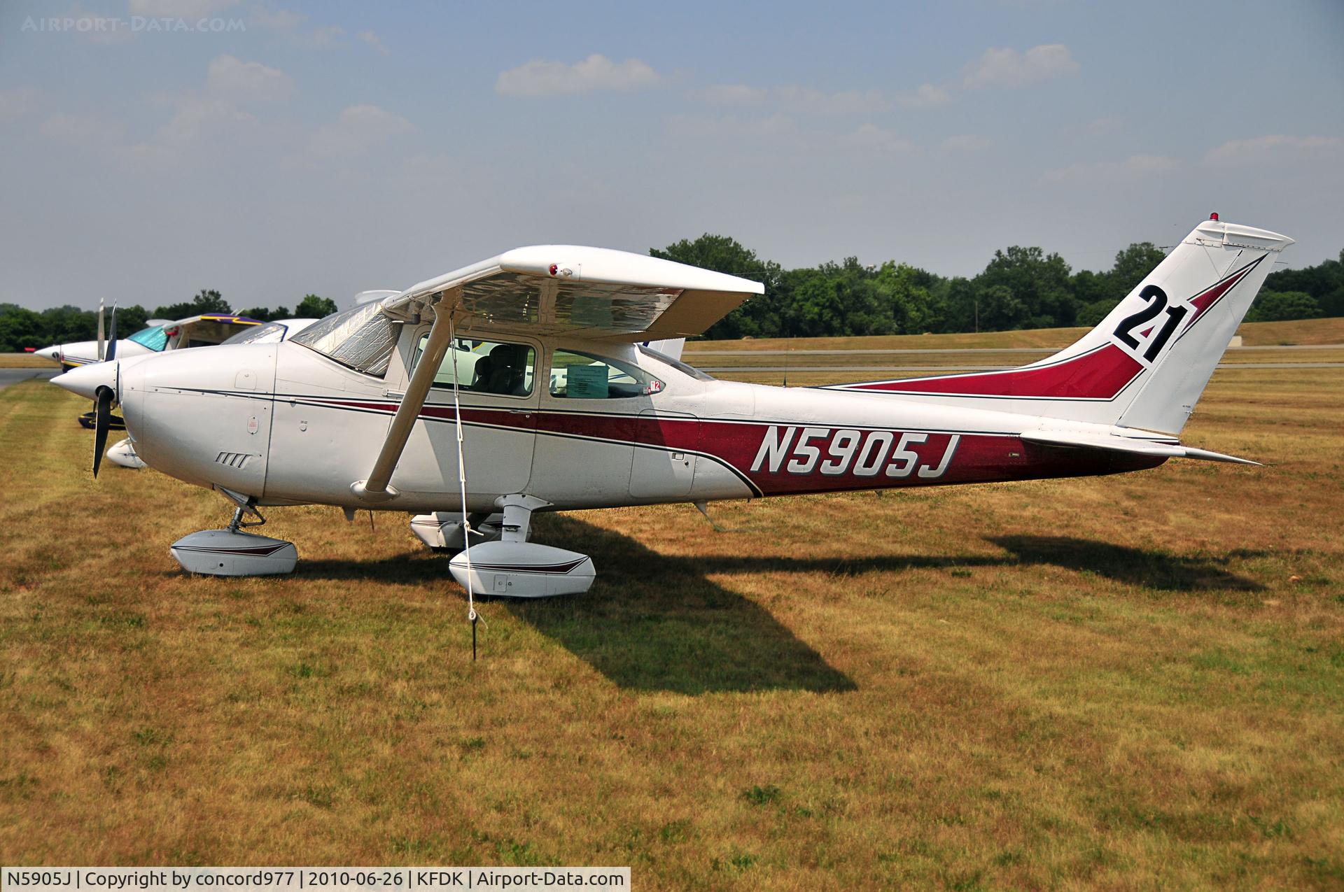 N5905J, 1975 Cessna 182P Skylane C/N 18263573, Seen at KFDK on 6/26/2010