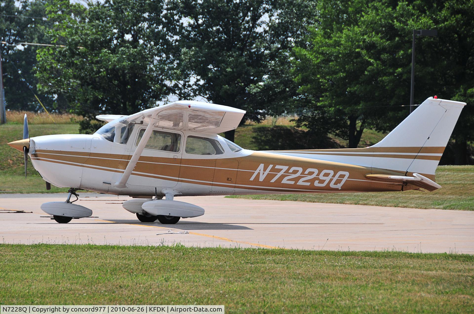 N7228Q, 1973 Cessna 182P Skylane C/N 18262052, Seen at KFDK on 6/26/2010