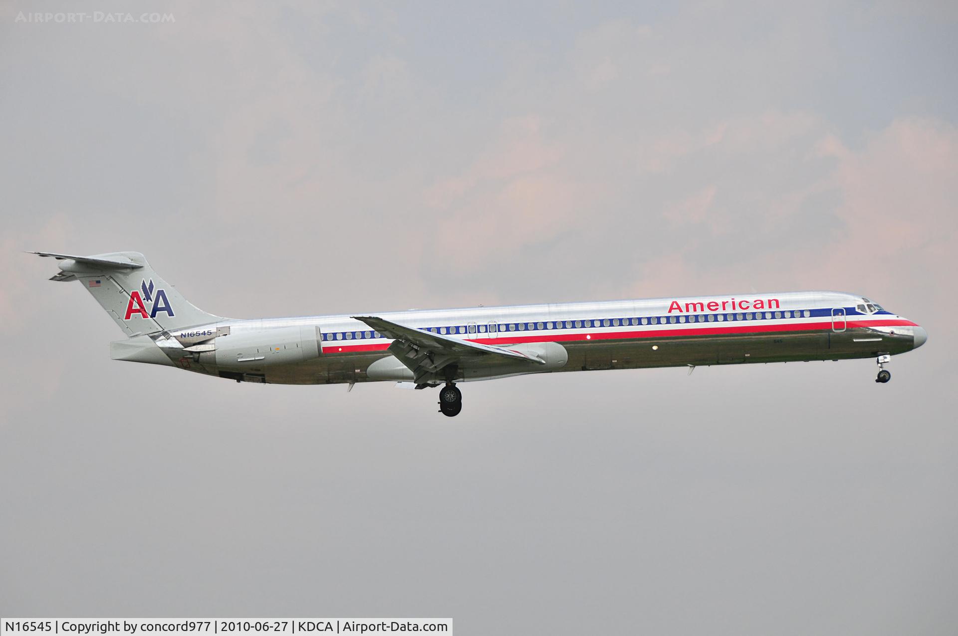 N16545, 1990 McDonnell Douglas MD-82 (DC-9-82) C/N 53027, Seen at KDCA on 6/27/2010